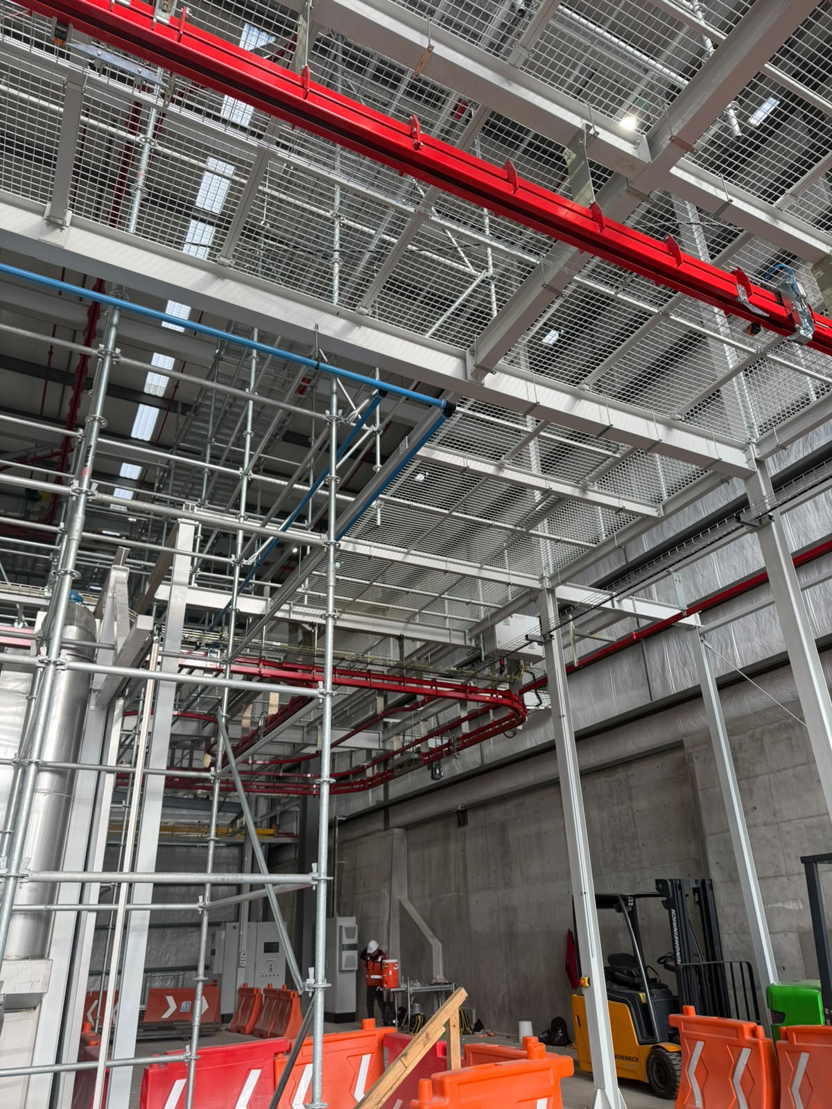 Sistema de andamiaje elevado en área industrial
